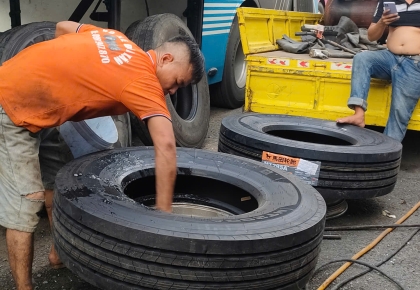 🚗 Vá Lốp Xe Ô Tô Khi Đang Kẹt Xe – Có Khả Thi Không?